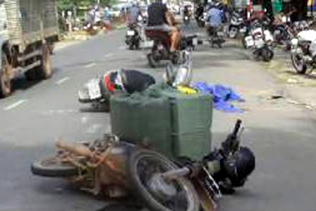 Chở thuốc lá lậu gây tai nạn, 4 người nhập viện ảnh 1